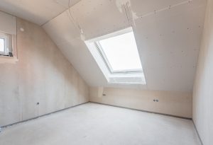 Rohbau Fertighaus mit Dachschräge und Dachflächenfenster